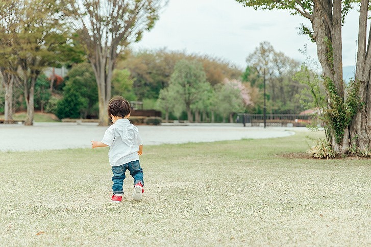 広場にいる子ども