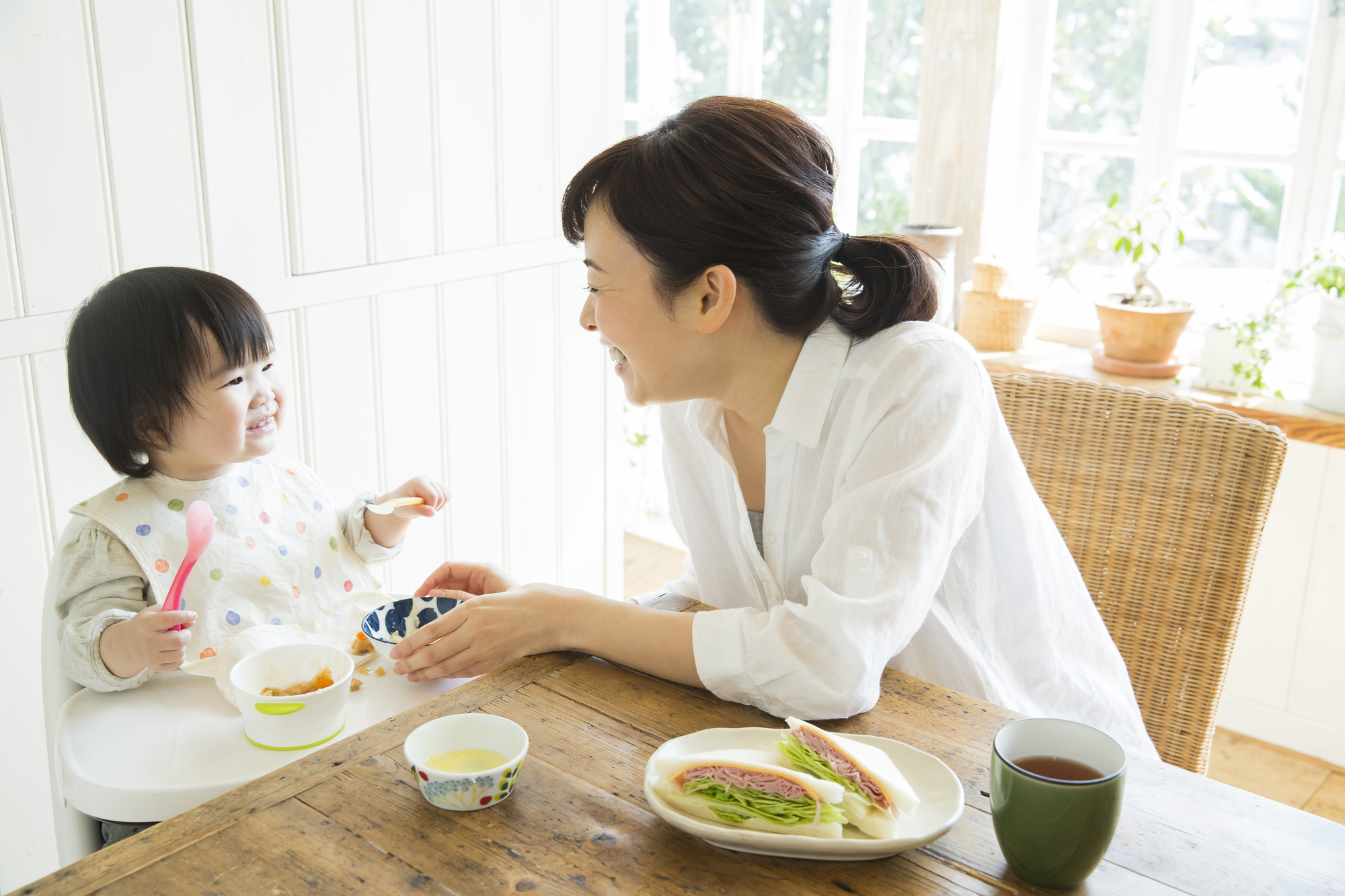 食事をしている親子