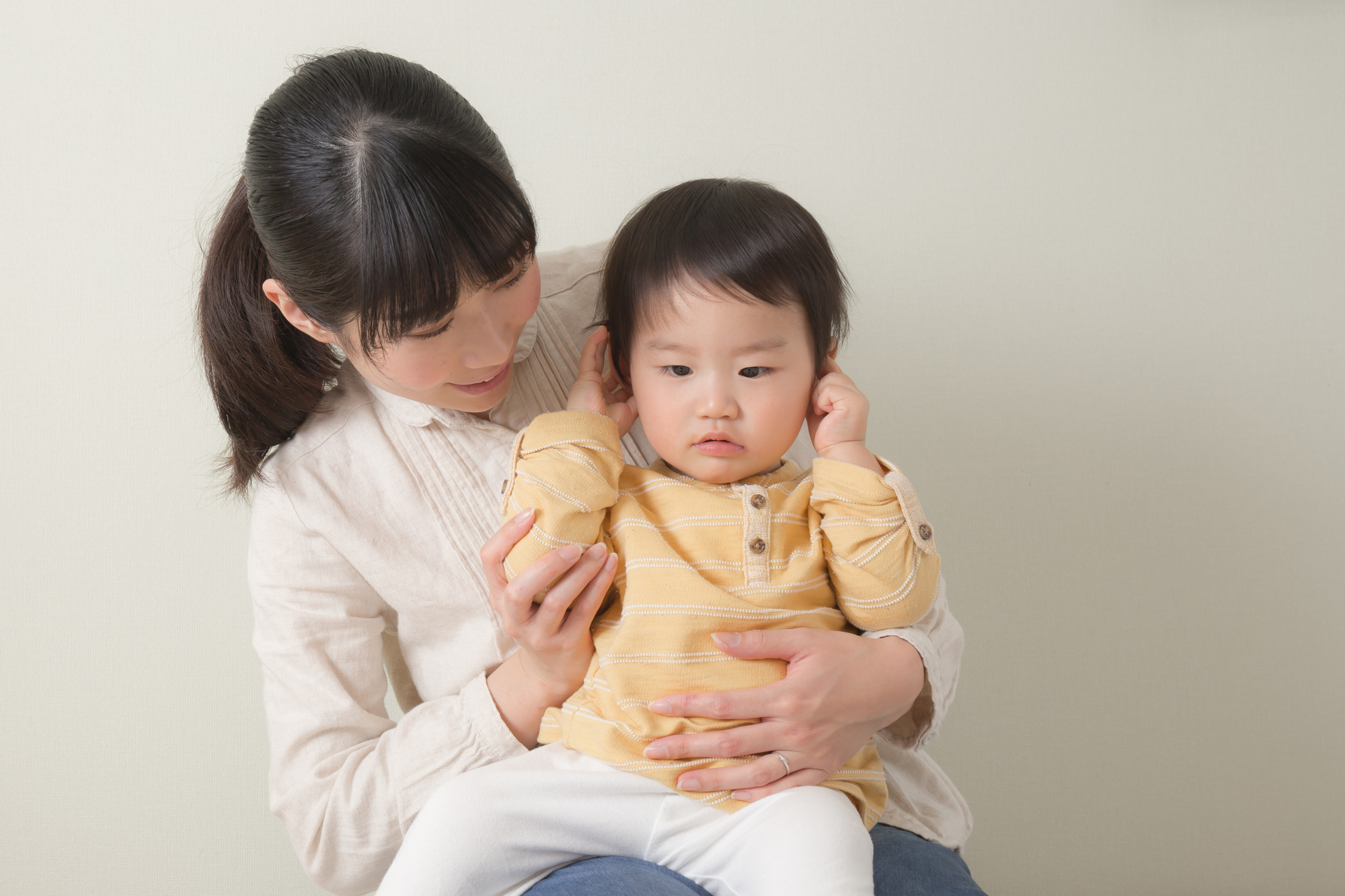 耳を触っている子ども