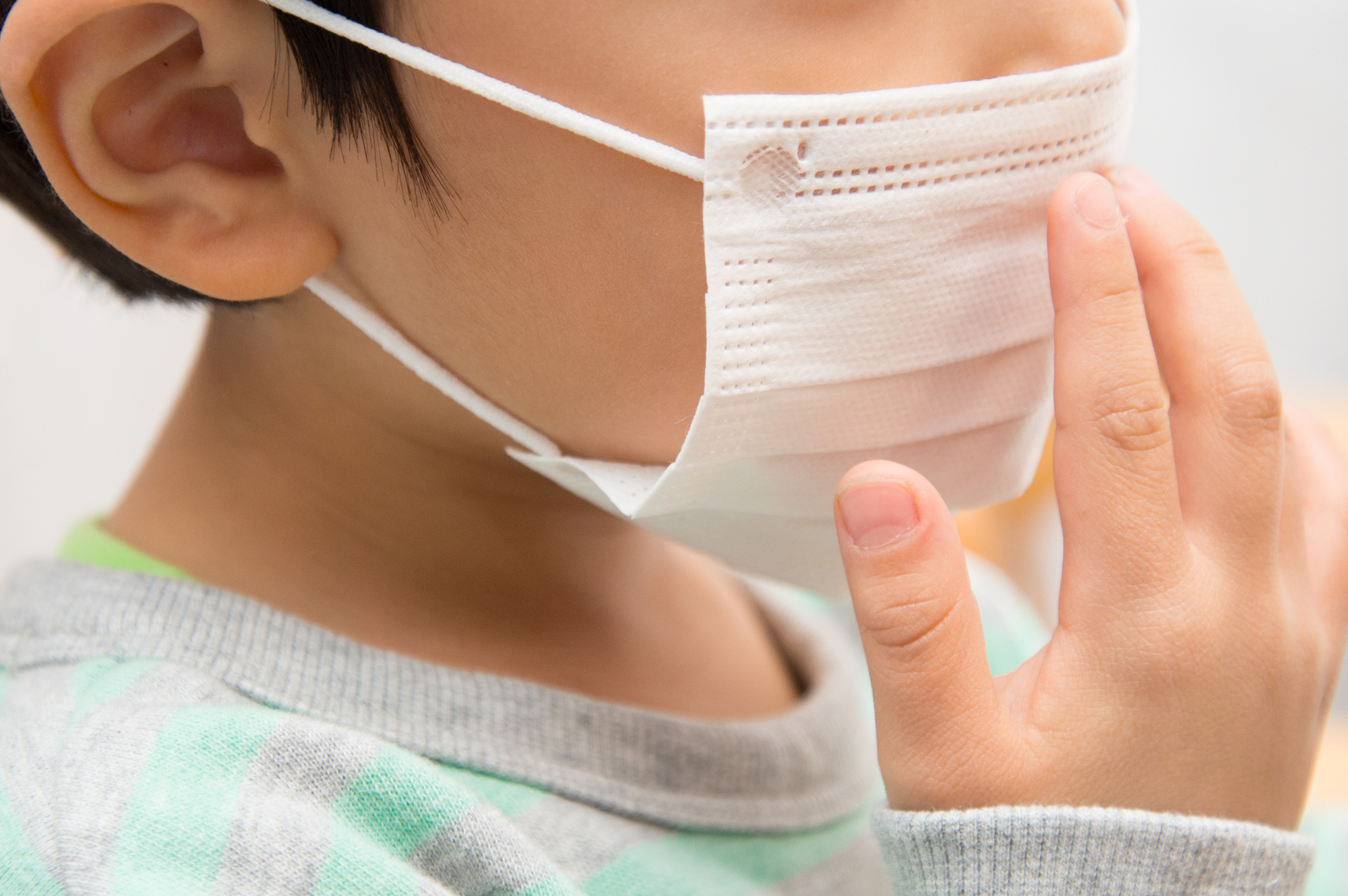 マスクをしている子ども