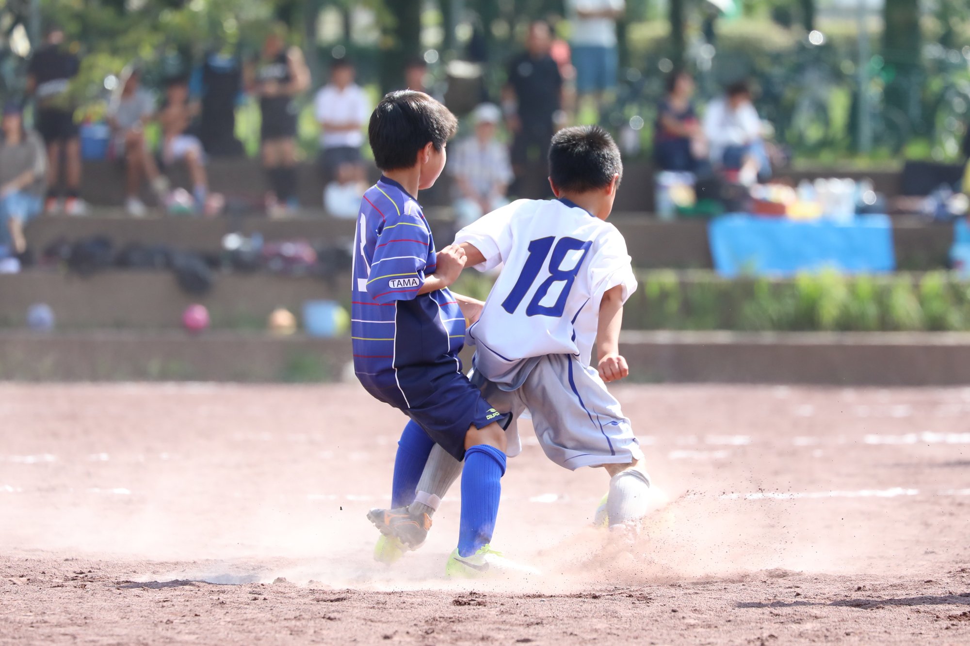 サッカーをしている子ども