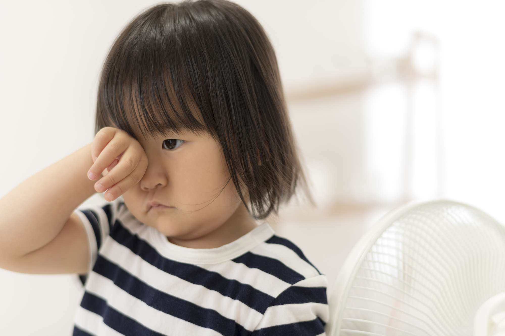 眼をこする子ども