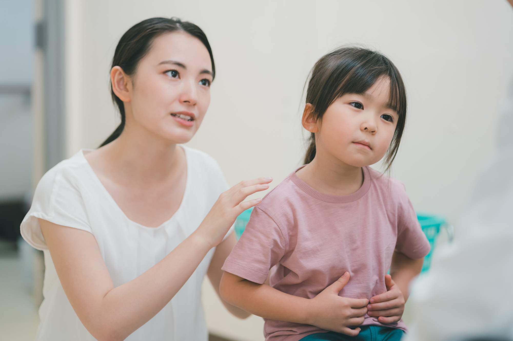 お腹を触っている子ども