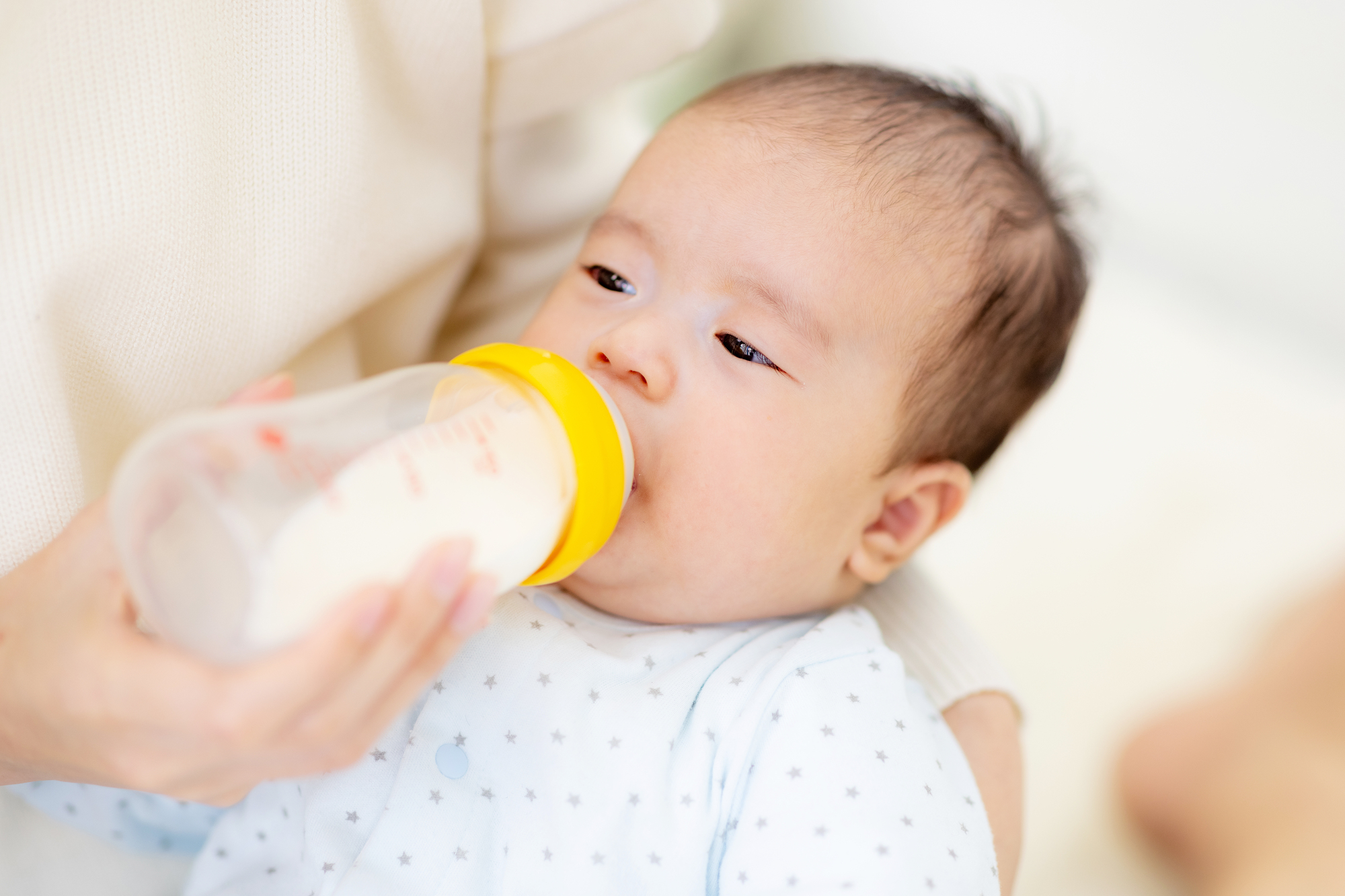 ミルクを飲んでいる子ども