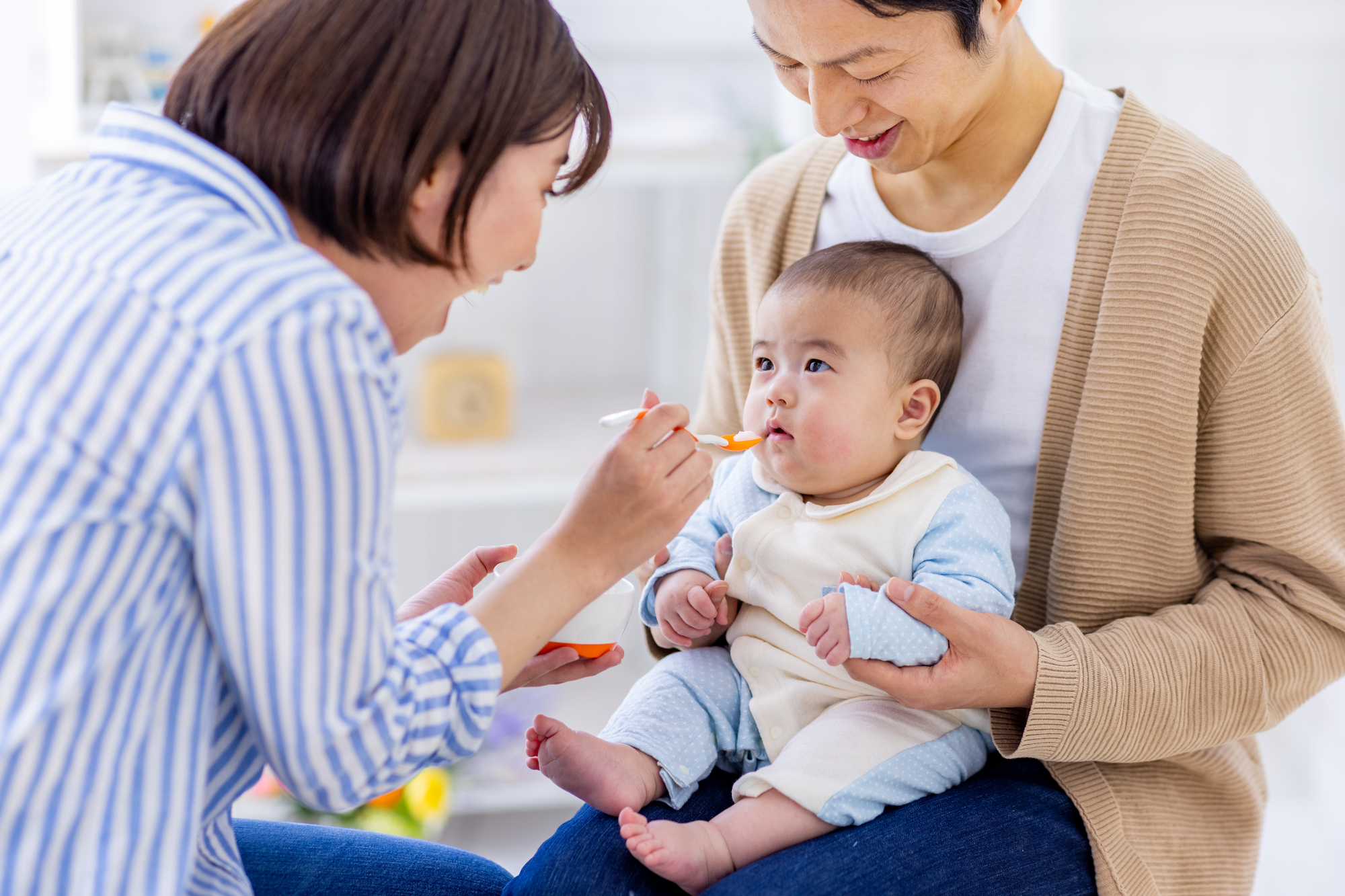 薬を飲んでいる子ども