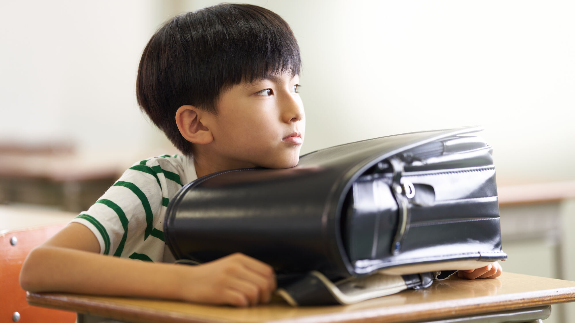 悩んでいる小学生